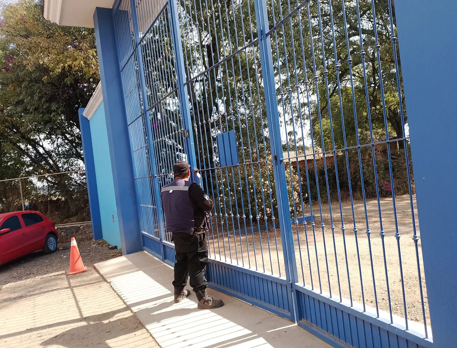 Guardia de seguridad en parque industrial
